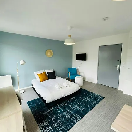 We Live In R - 301 Apartment